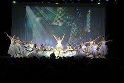 Kinder-Ballett, die Kinder tanzen in Formation und halten dabei große Essensutensilien aus Pappe in die Luft