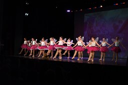 Klassisches Ballet mit erwachsenen Frauen auf ihren Zehenspitzen