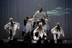 Eine Gruppe von Teenagern führen einen Jazz Tanz auf