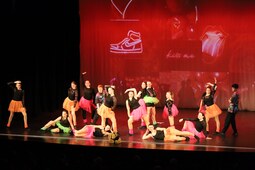 Eine Gruppe Kinder in Jeans und T-Shirts tanzt Video Clip Dance
